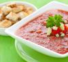 Cum se servește în mod tradițional supa de gazpacho?