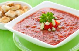 Bagaimana sup gazpacho disajikan secara tradisional?