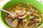 Eekhoorntjesbrood soep gemaakt van verse, gedroogde en bevroren champignons