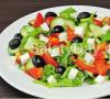 Salată grecească: rețetă clasică cu brânză feta și varză chineză