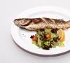 Cum să gătești biban de mare la cuptor: secretele bucătăriei mediteraneene